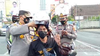Polresta Bandar Lampung Berbagi Helm Ke Sejumlah Pengendara